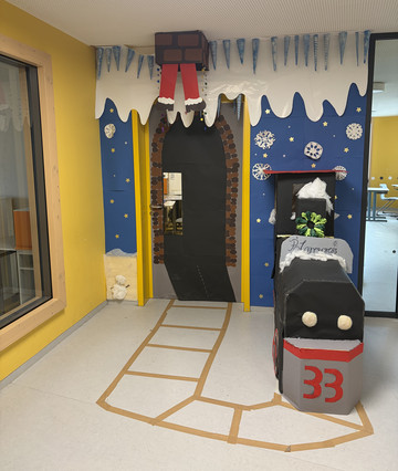 Winter- und weihnachtliche Fensterdekoration an unserer Schule